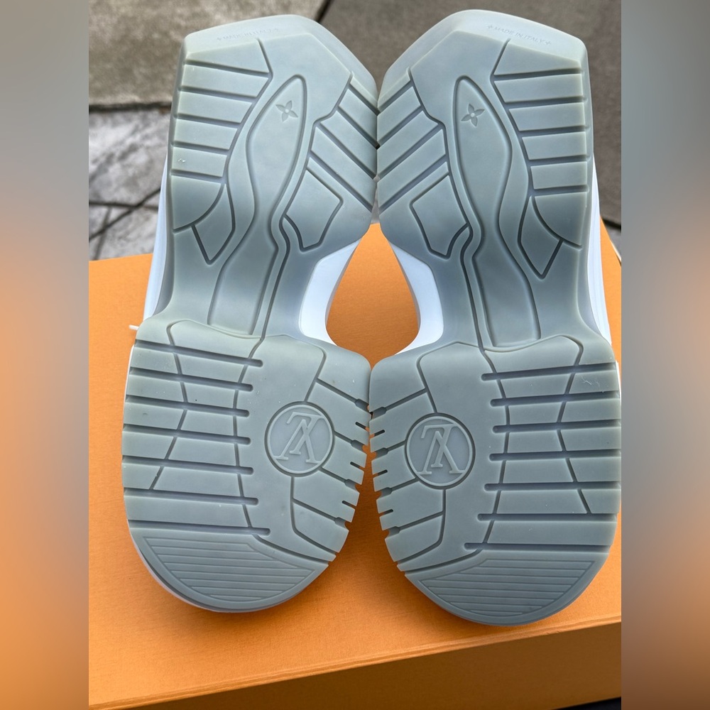 Louis Vuitton White Sneakers with Brown Monogram Toe Panels - Picture 7 of 12